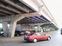 В Луганской области пиротехники сняли с опоры автомобильного моста 10 кг взрывчатки